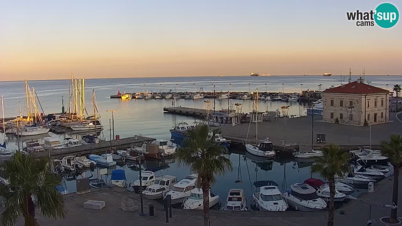 Spletna kamera Luka Koper v živo – Potniški terminal in tovorno pristanišče – Slovenija