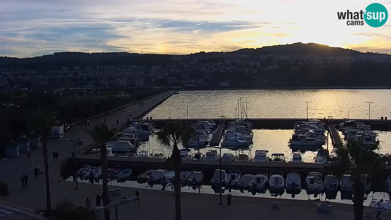 Spletna kamera Luka Koper v živo – Potniški terminal in tovorno pristanišče – Slovenija