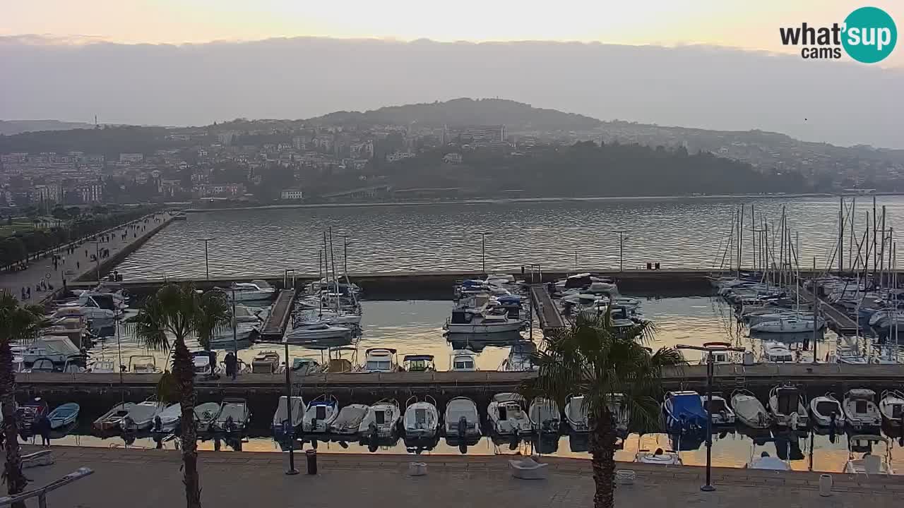 Webcam Koper – Panorama des Jachthafens und der Promenade vom Hotel Grand Koper