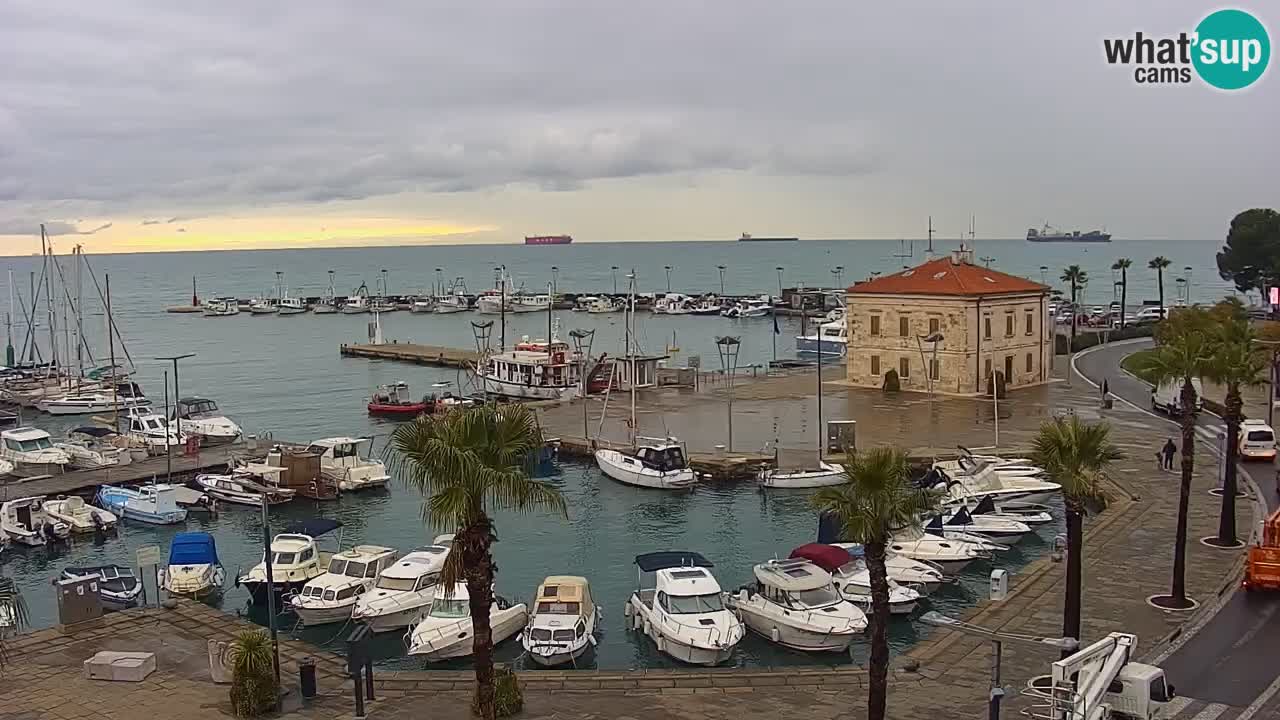 Webcam Koper – Panorama des Jachthafens und der Promenade vom Hotel Grand Koper