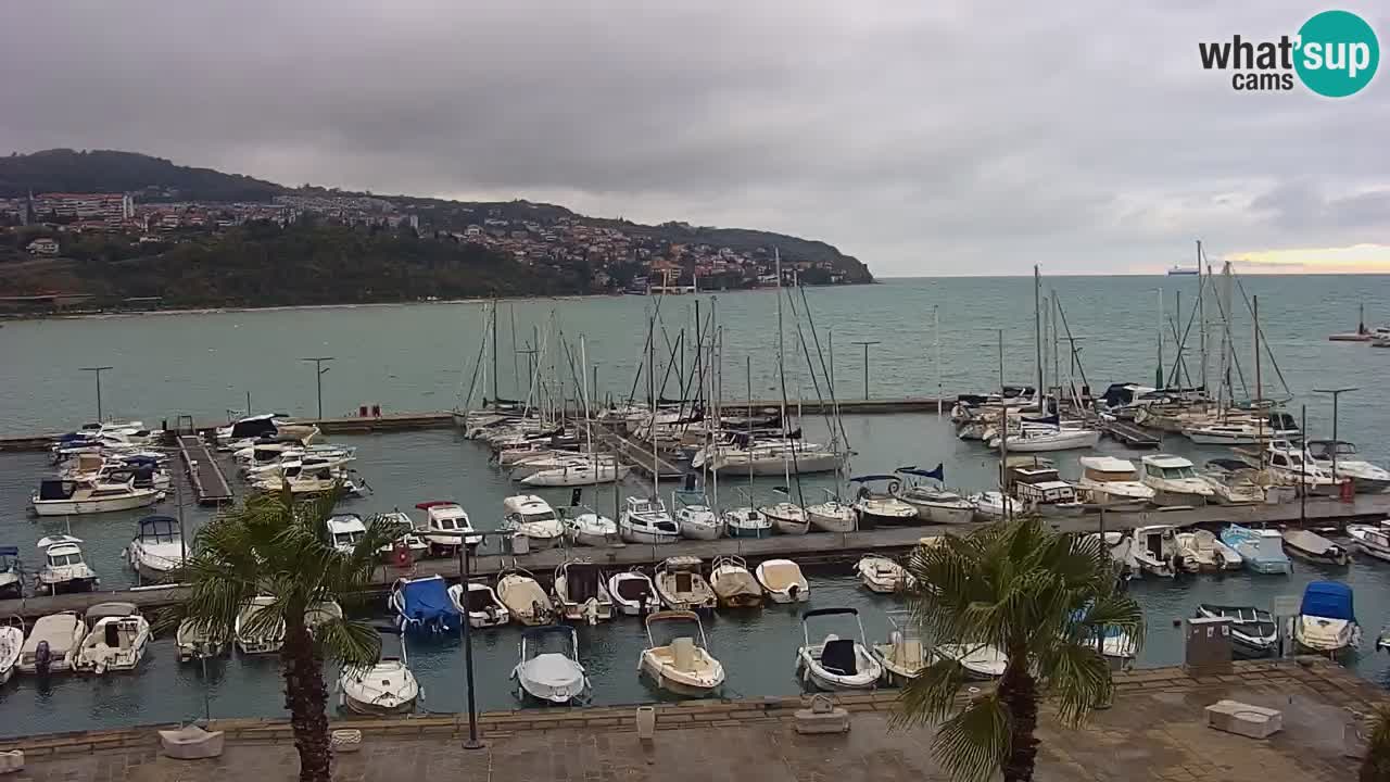 Spletna kamera Luka Koper v živo – Potniški terminal in tovorno pristanišče – Slovenija