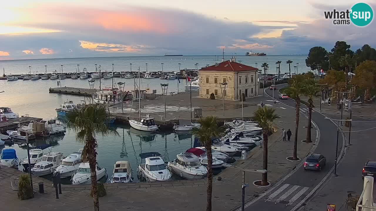 Spletna kamera Luka Koper v živo – Potniški terminal in tovorno pristanišče – Slovenija