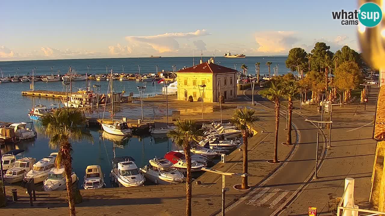 Spletna kamera Luka Koper v živo – Potniški terminal in tovorno pristanišče – Slovenija