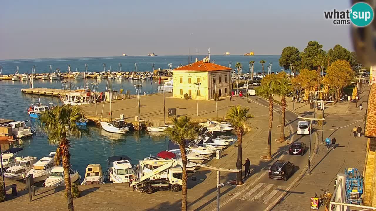 Spletna kamera Luka Koper v živo – Potniški terminal in tovorno pristanišče – Slovenija