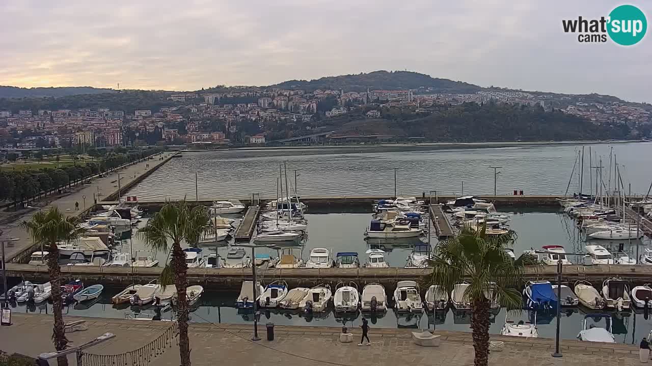 Spletna kamera Luka Koper v živo – Potniški terminal in tovorno pristanišče – Slovenija