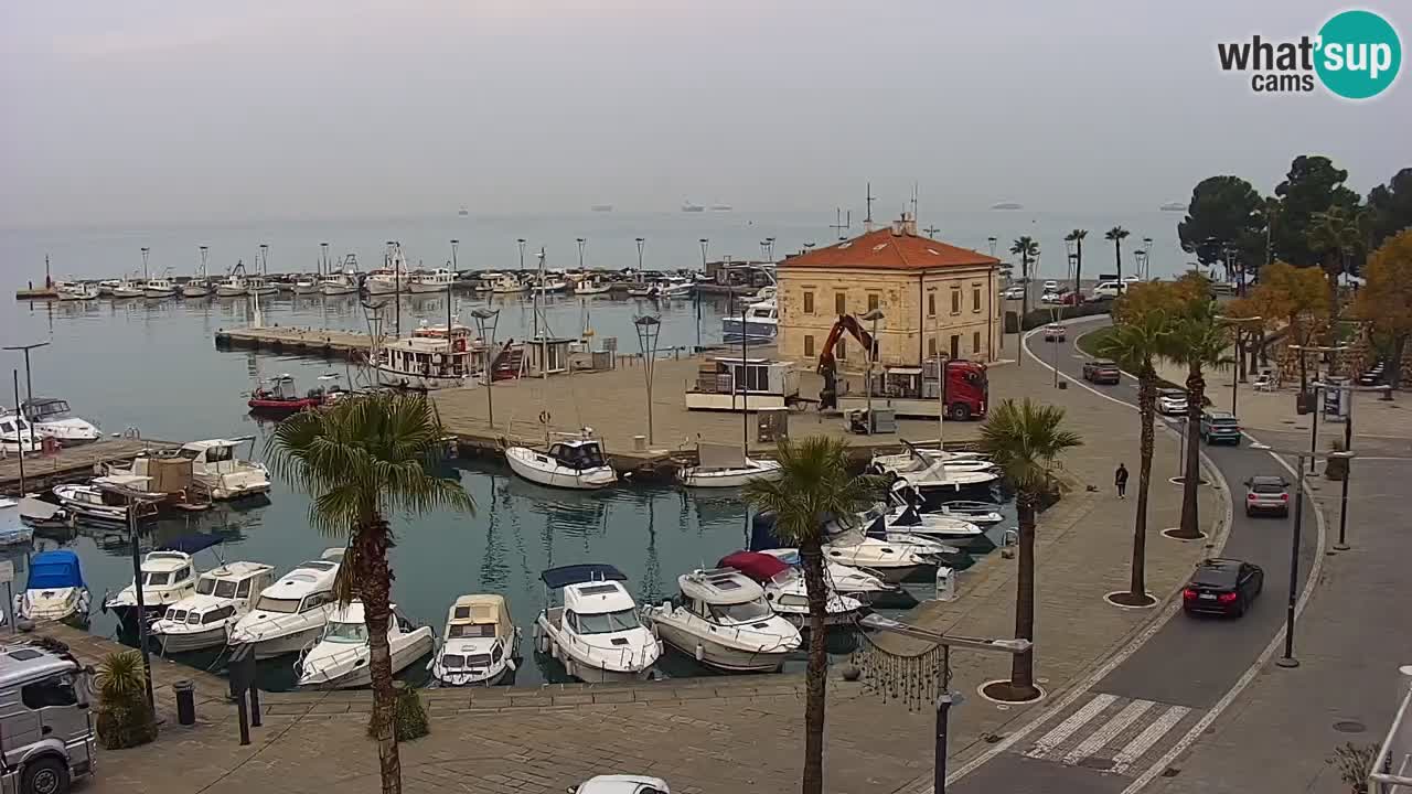 Spletna kamera Luka Koper v živo – Potniški terminal in tovorno pristanišče – Slovenija