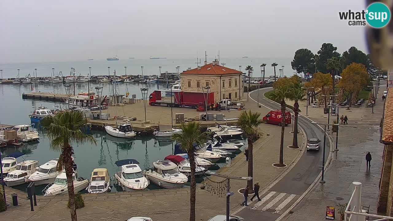 Spletna kamera Luka Koper v živo – Potniški terminal in tovorno pristanišče – Slovenija