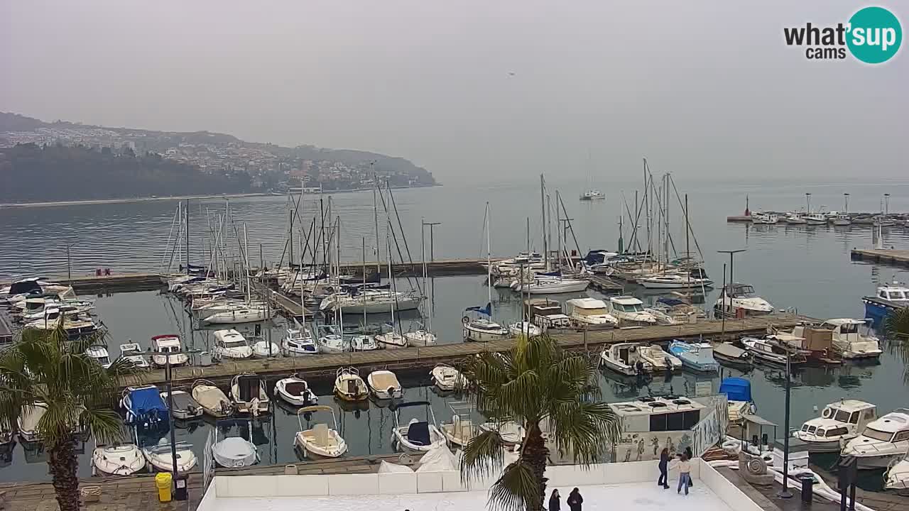 Spletna kamera Luka Koper v živo – Potniški terminal in tovorno pristanišče – Slovenija