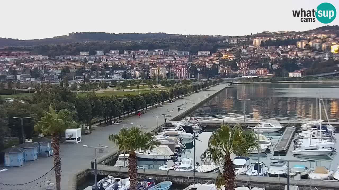 Webcam Koper – Panorama des Jachthafens und der Promenade vom Hotel Grand Koper