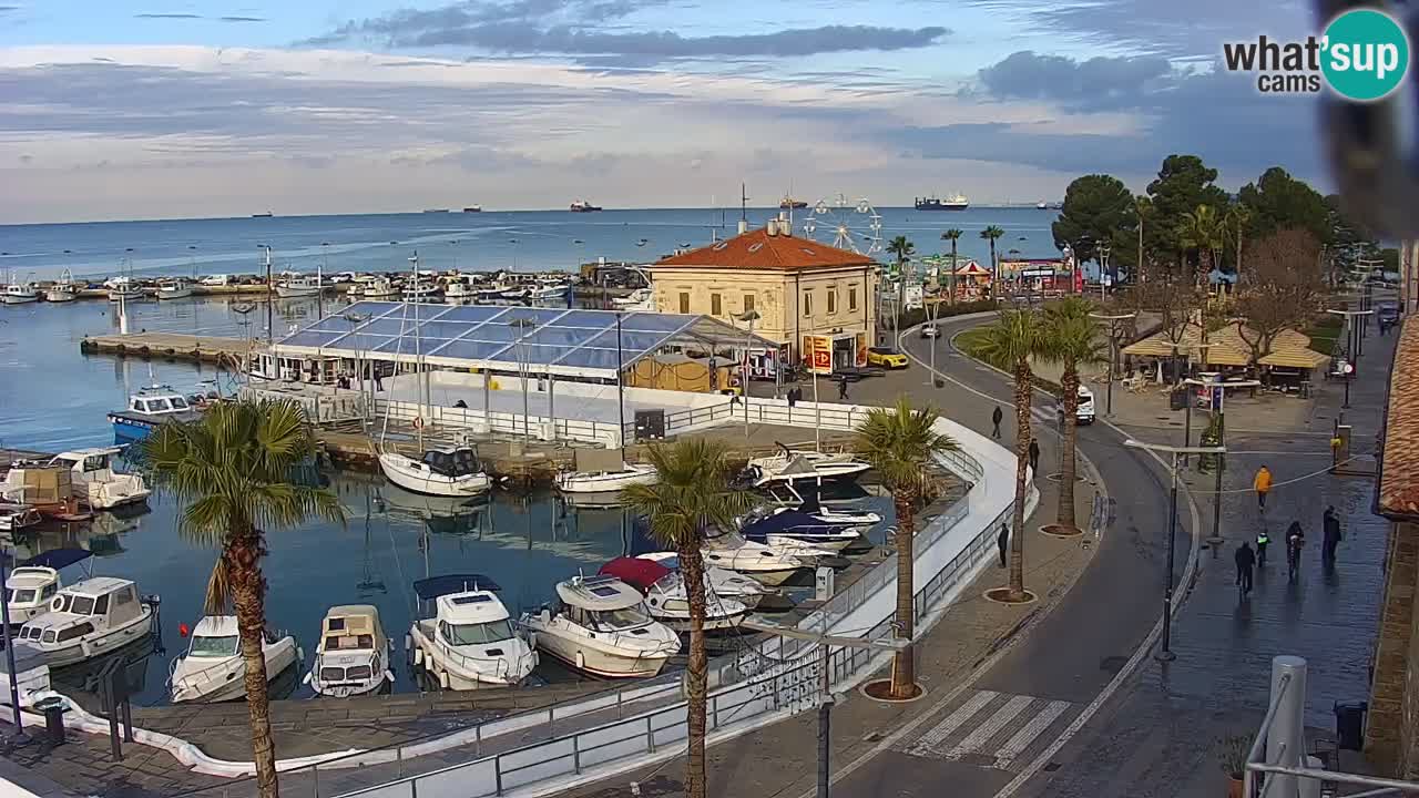 Spletna kamera Luka Koper v živo – Potniški terminal in tovorno pristanišče – Slovenija