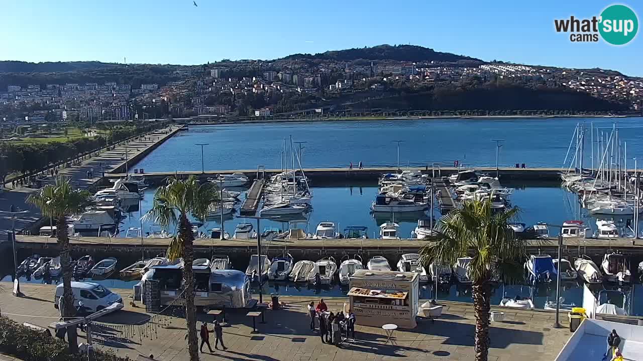 Spletna kamera Luka Koper v živo – Potniški terminal in tovorno pristanišče – Slovenija