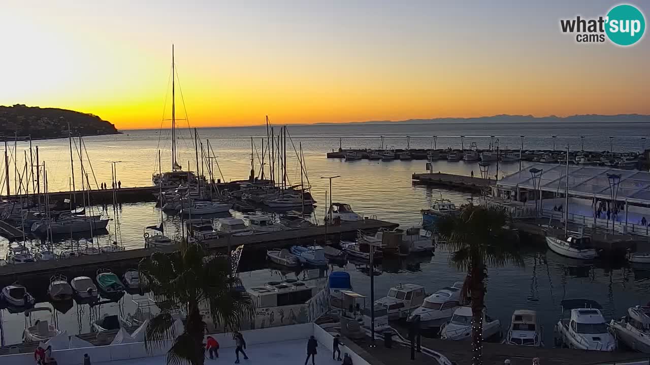 Spletna kamera Luka Koper v živo – Potniški terminal in tovorno pristanišče – Slovenija