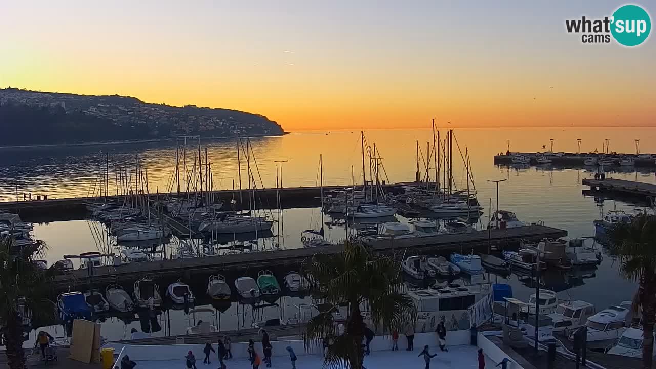 Webcam Koper – Panorama des Jachthafens und der Promenade vom Hotel Grand Koper