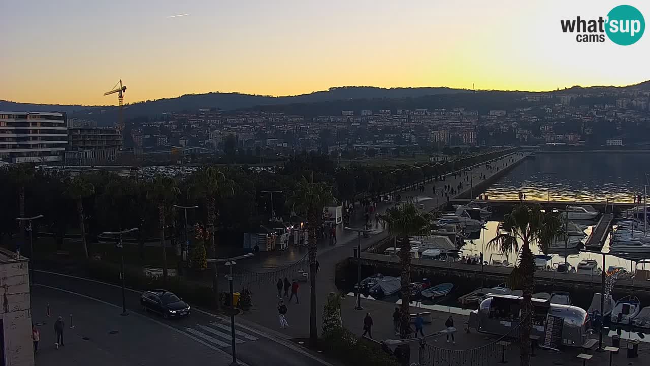 Spletna kamera Luka Koper v živo – Potniški terminal in tovorno pristanišče – Slovenija