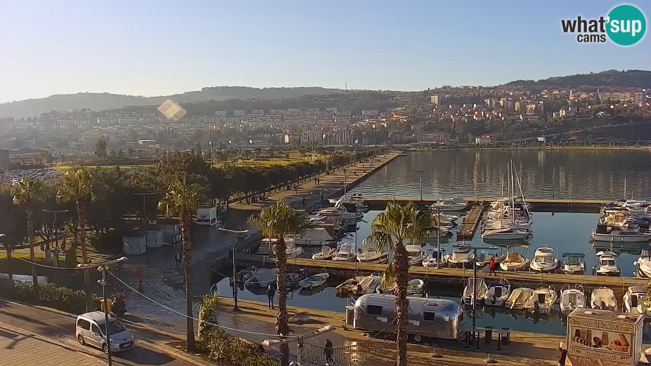 Spletna kamera Luka Koper v živo – Potniški terminal in tovorno pristanišče – Slovenija