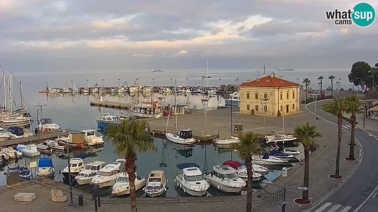 Spletna kamera Luka Koper v živo – Potniški terminal in tovorno pristanišče – Slovenija