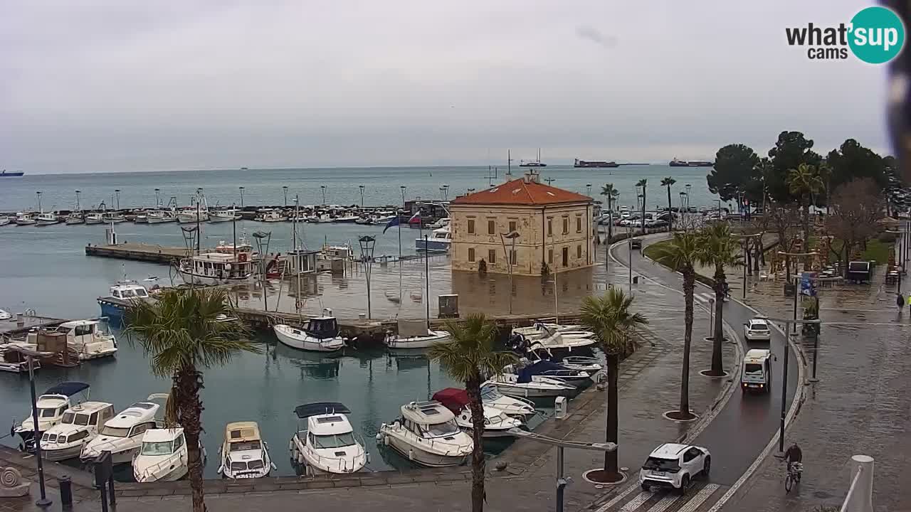 Webcam Koper – Panorama des Jachthafens und der Promenade vom Hotel Grand Koper