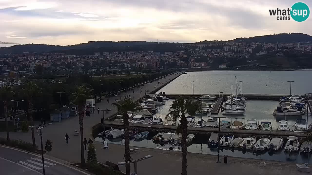 Webcam Koper – Panorama des Jachthafens und der Promenade vom Hotel Grand Koper