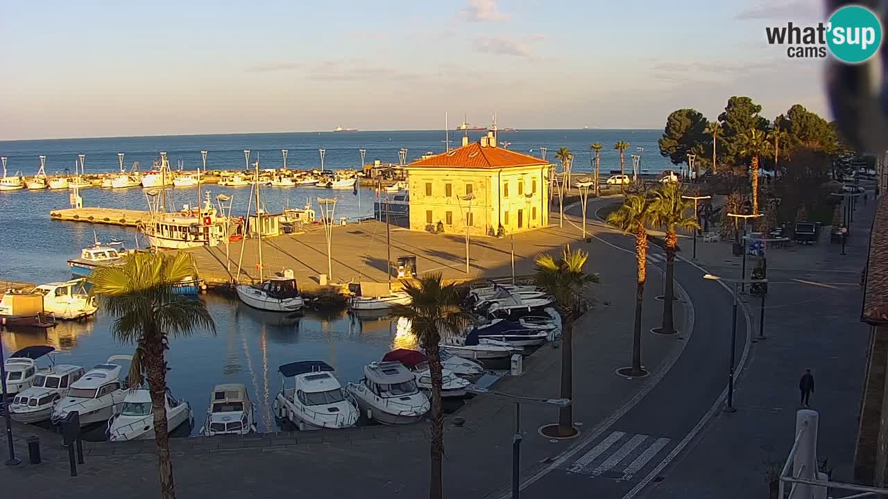 Spletna kamera Luka Koper v živo – Potniški terminal in tovorno pristanišče – Slovenija