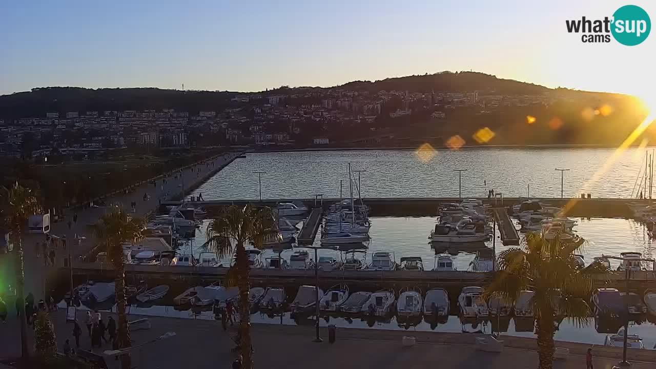 Webcam Koper – Panorama des Jachthafens und der Promenade vom Hotel Grand Koper