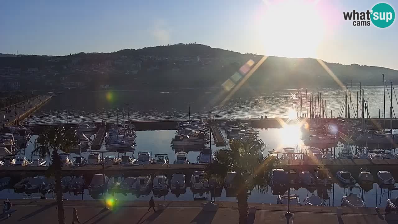 Webcam Koper – Panorama des Jachthafens und der Promenade vom Hotel Grand Koper