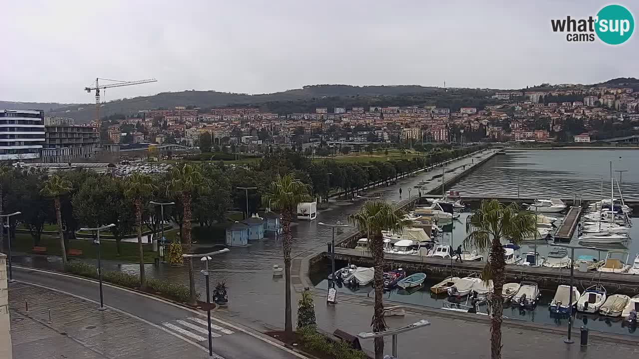 Spletna kamera Luka Koper v živo – Potniški terminal in tovorno pristanišče – Slovenija