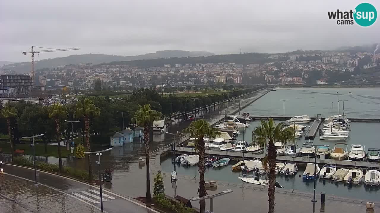 Spletna kamera Luka Koper v živo – Potniški terminal in tovorno pristanišče – Slovenija