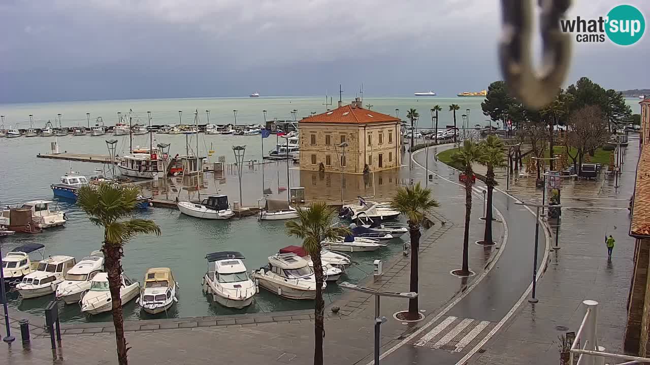 Spletna kamera Luka Koper v živo – Potniški terminal in tovorno pristanišče – Slovenija