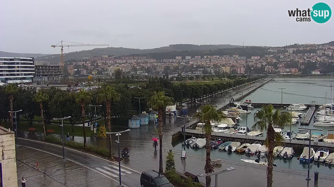 Spletna kamera Luka Koper v živo – Potniški terminal in tovorno pristanišče – Slovenija