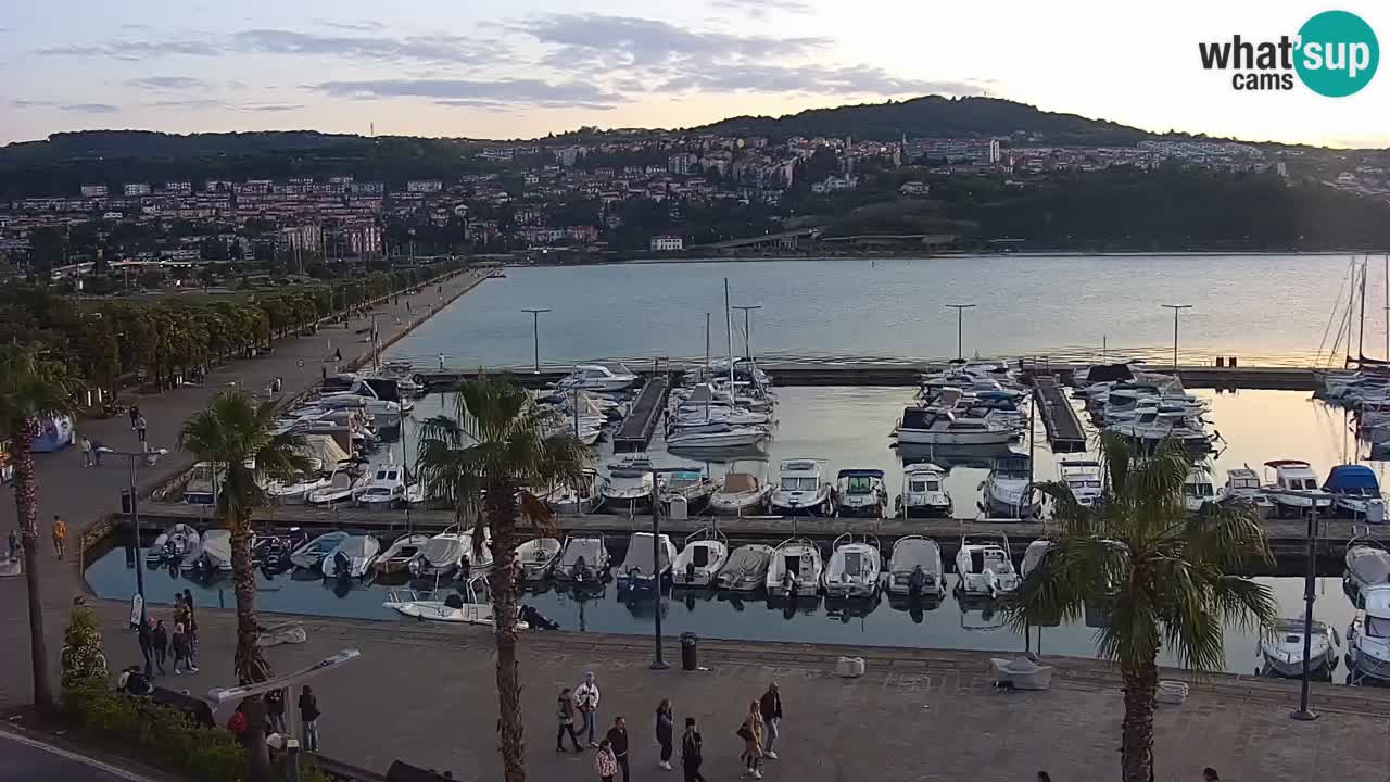Spletna kamera Luka Koper v živo – Potniški terminal in tovorno pristanišče – Slovenija