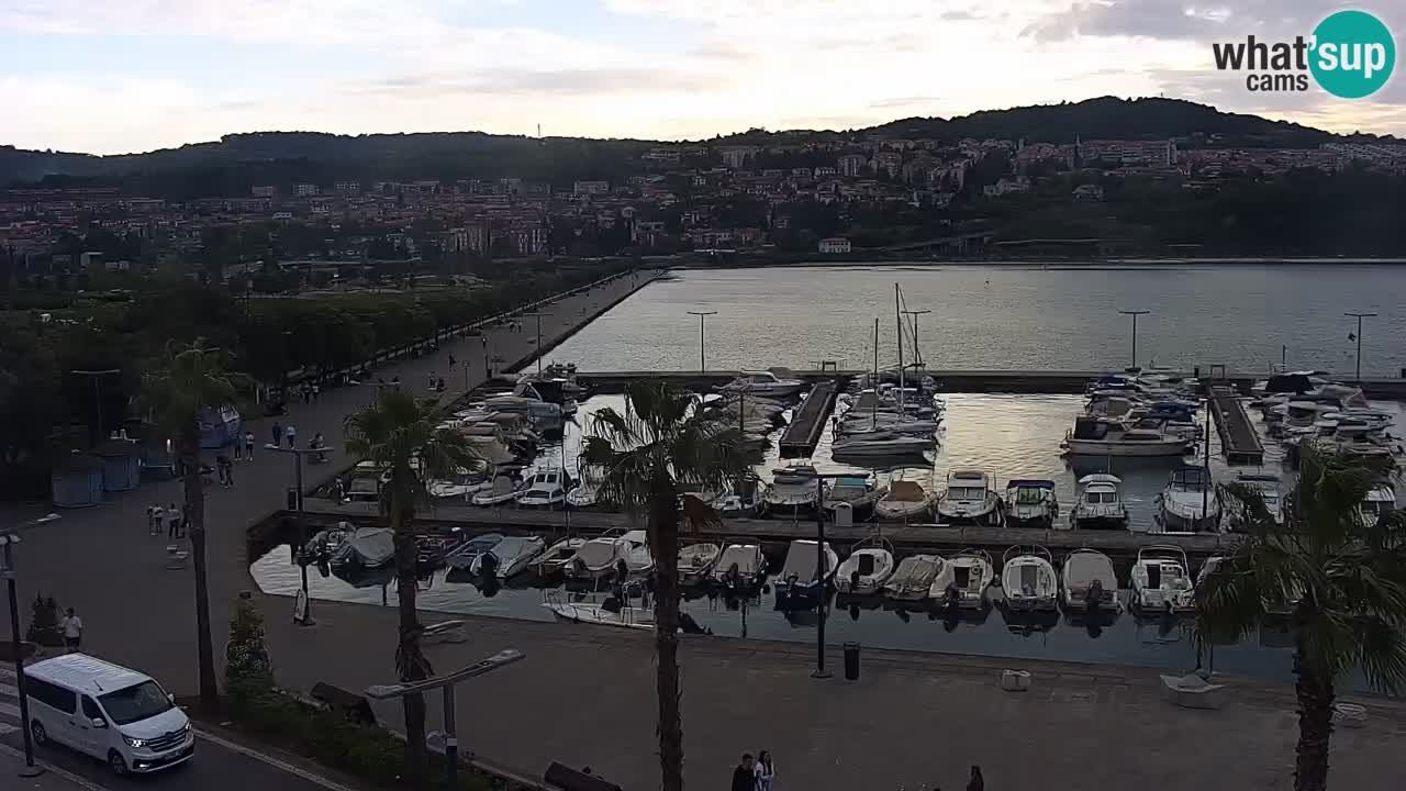 Spletna kamera Luka Koper v živo – Potniški terminal in tovorno pristanišče – Slovenija