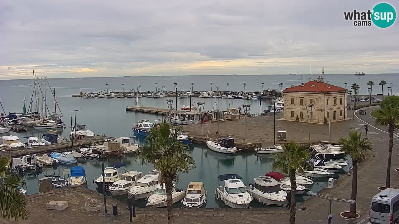 Webcam Koper – Panorama des Jachthafens und der Promenade vom Hotel Grand Koper