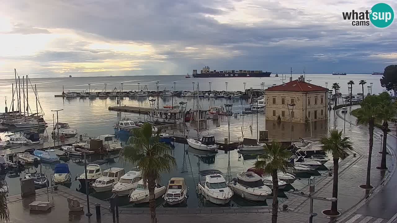 Spletna kamera Luka Koper v živo – Potniški terminal in tovorno pristanišče – Slovenija