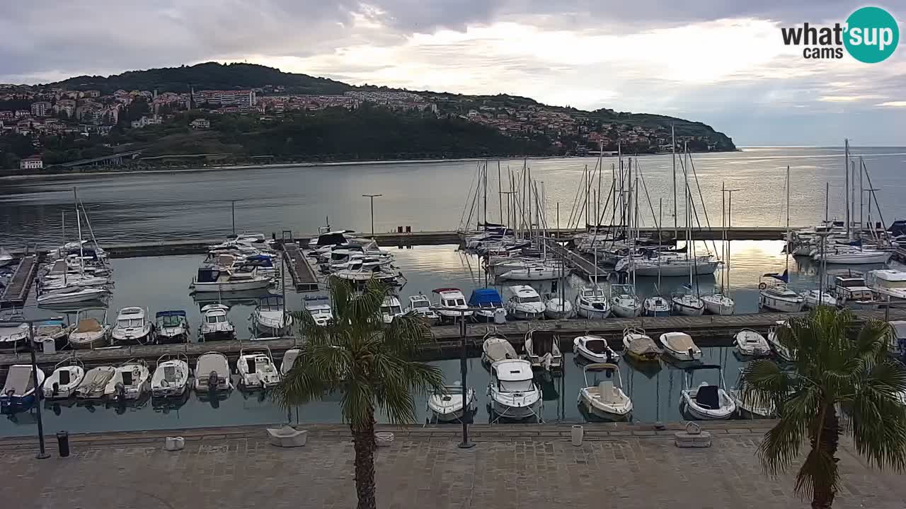 Spletna kamera Luka Koper v živo – Potniški terminal in tovorno pristanišče – Slovenija