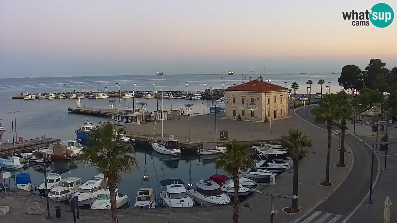 Spletna kamera Luka Koper v živo – Potniški terminal in tovorno pristanišče – Slovenija