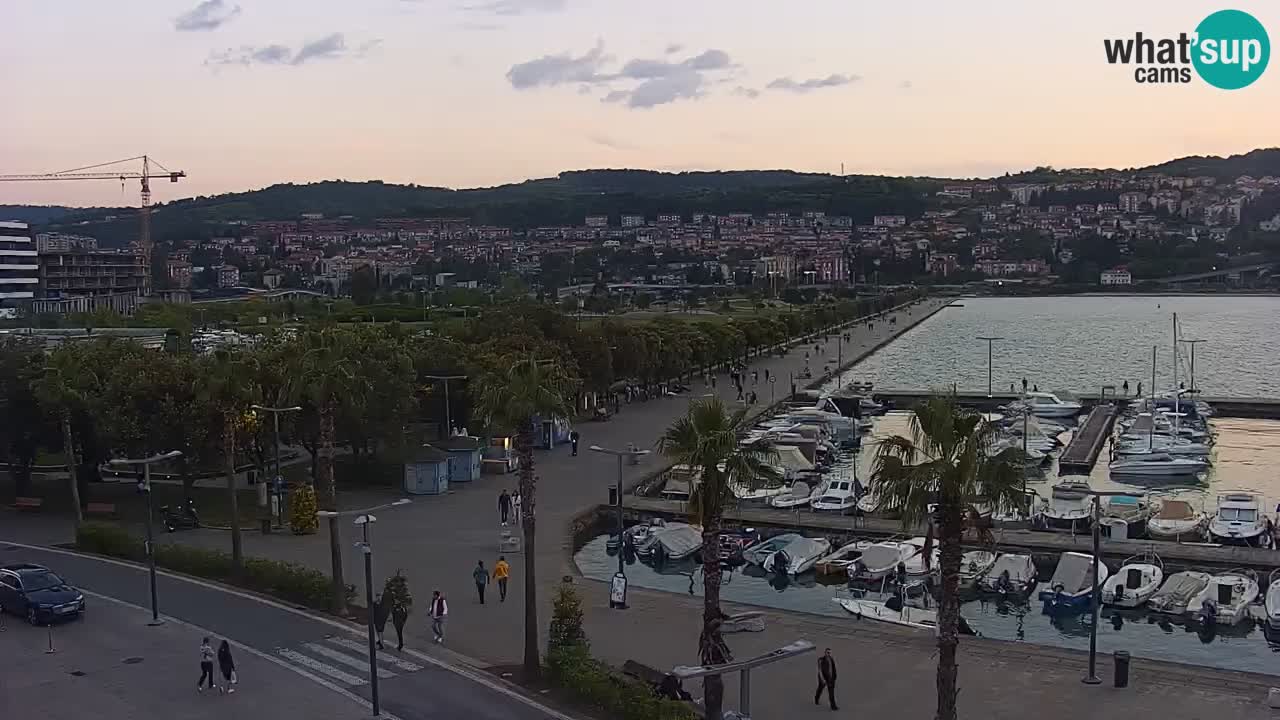 Webcam Koper – Panorama des Jachthafens und der Promenade vom Hotel Grand Koper