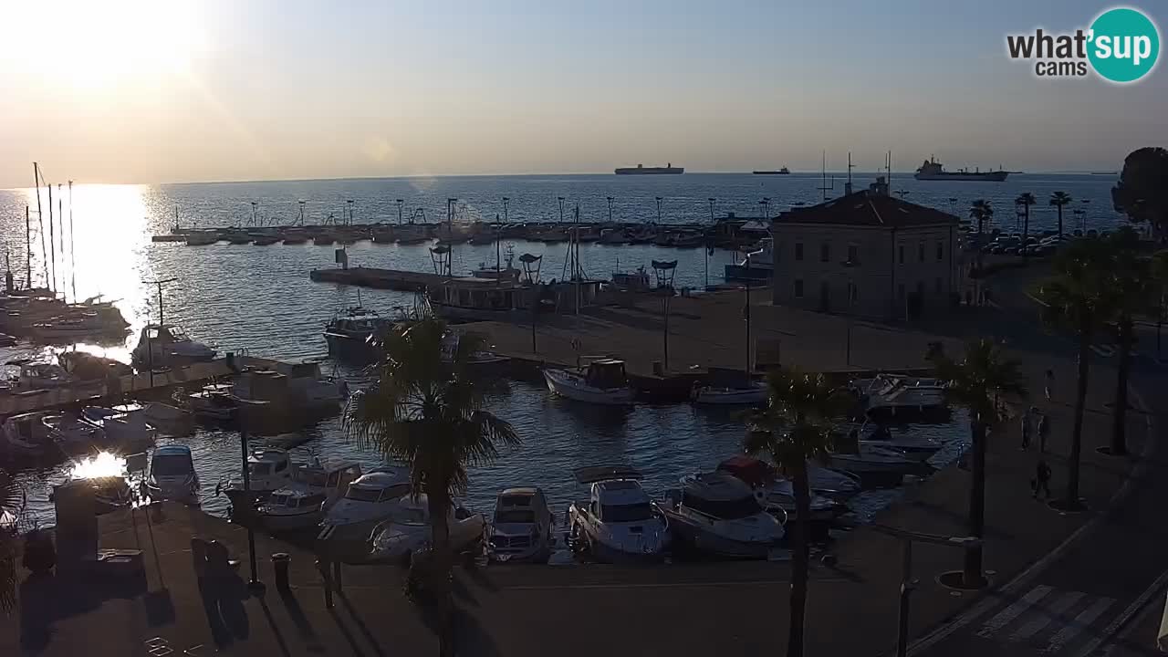 Spletna kamera Luka Koper v živo – Potniški terminal in tovorno pristanišče – Slovenija