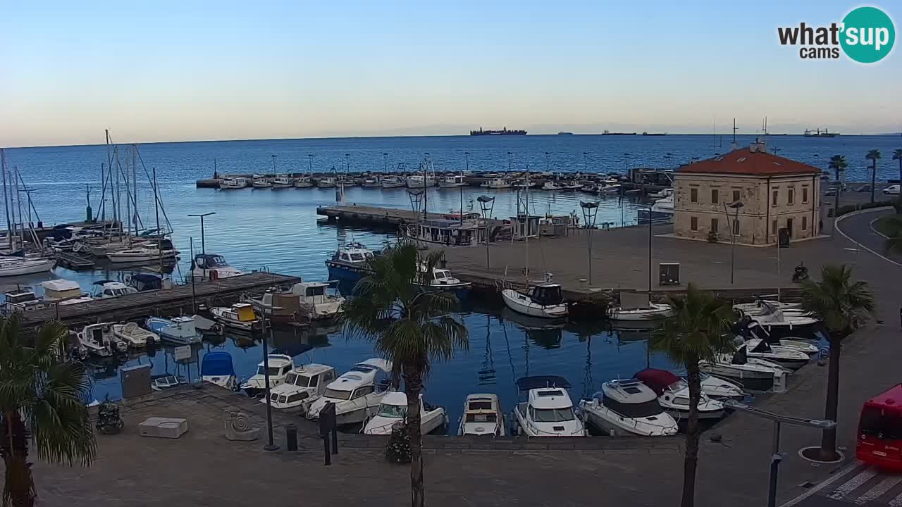Spletna kamera Luka Koper v živo – Potniški terminal in tovorno pristanišče – Slovenija