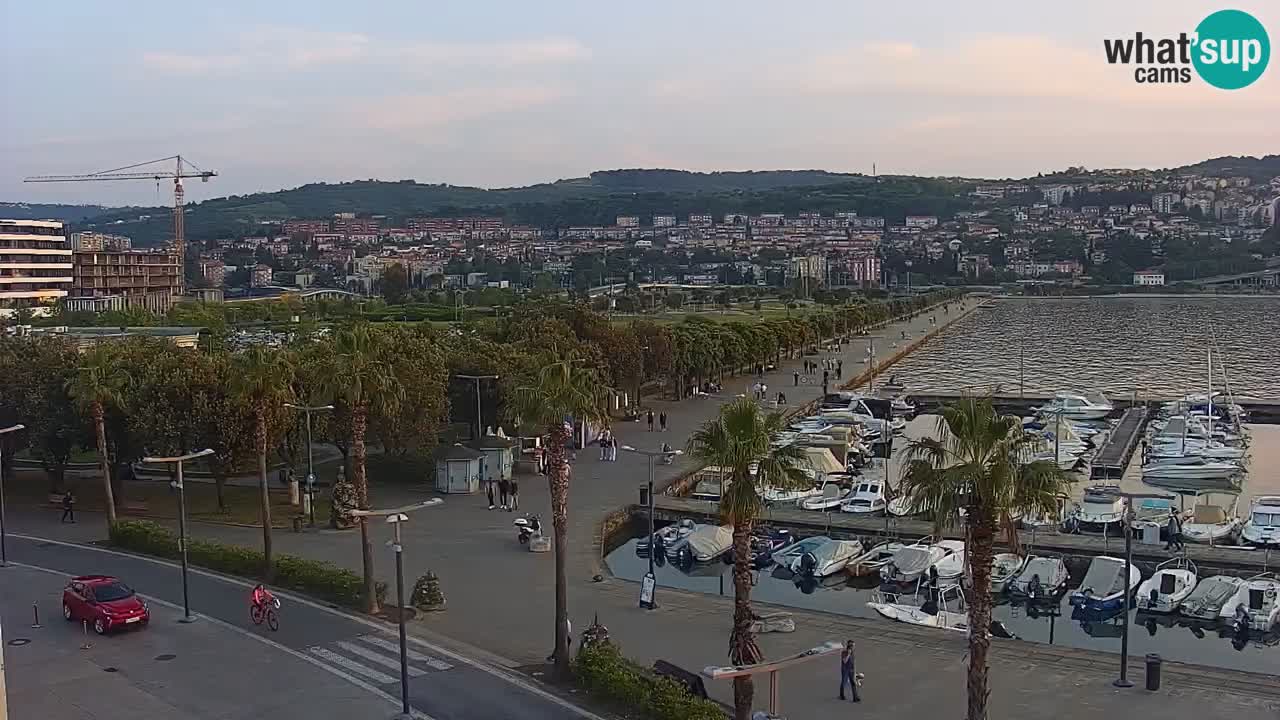 Spletna kamera Luka Koper v živo – Potniški terminal in tovorno pristanišče – Slovenija