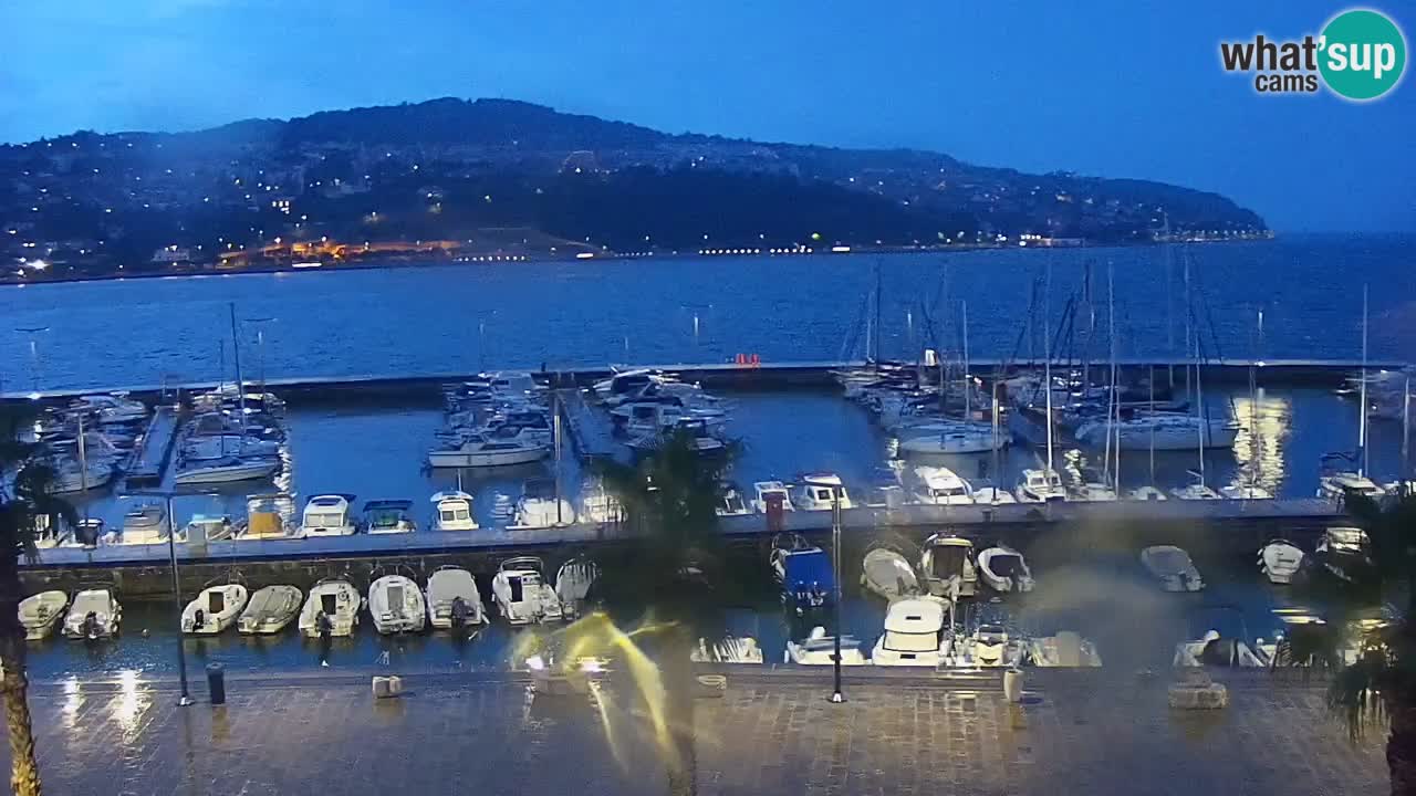 Webcam Koper – Panorama des Jachthafens und der Promenade vom Hotel Grand Koper