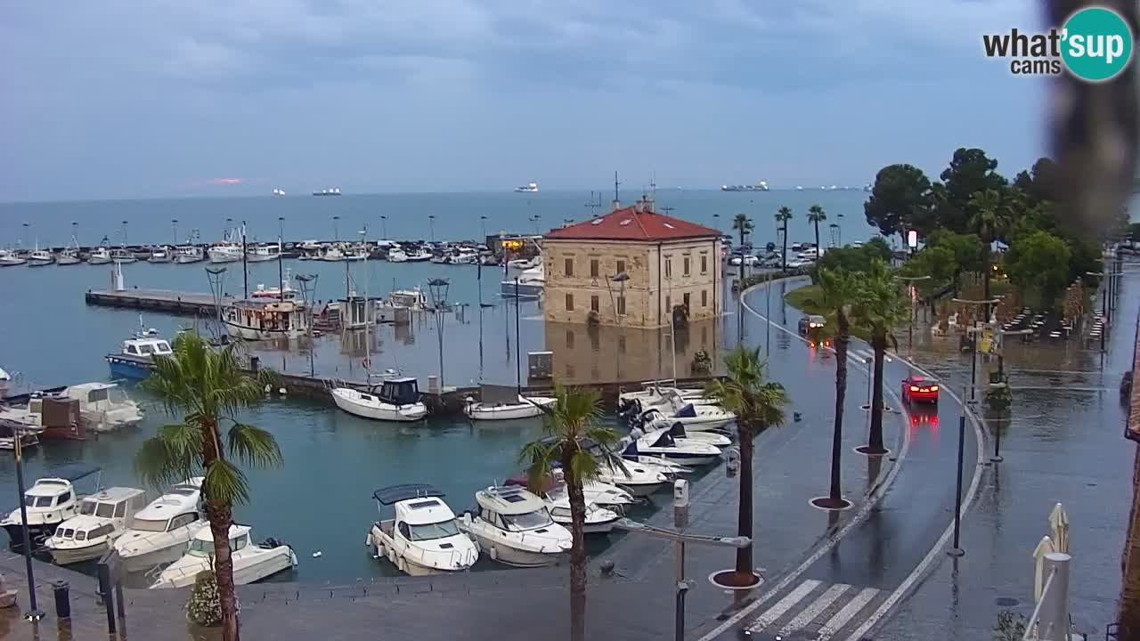 Luka Kopar uživo web kamera – Turistički terminal i teretna luka – Slovenija