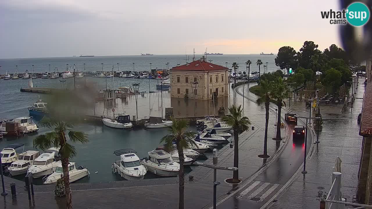 Spletna kamera Luka Koper v živo – Potniški terminal in tovorno pristanišče – Slovenija
