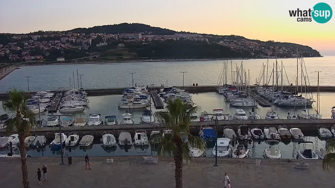 Spletna kamera Luka Koper v živo – Potniški terminal in tovorno pristanišče – Slovenija