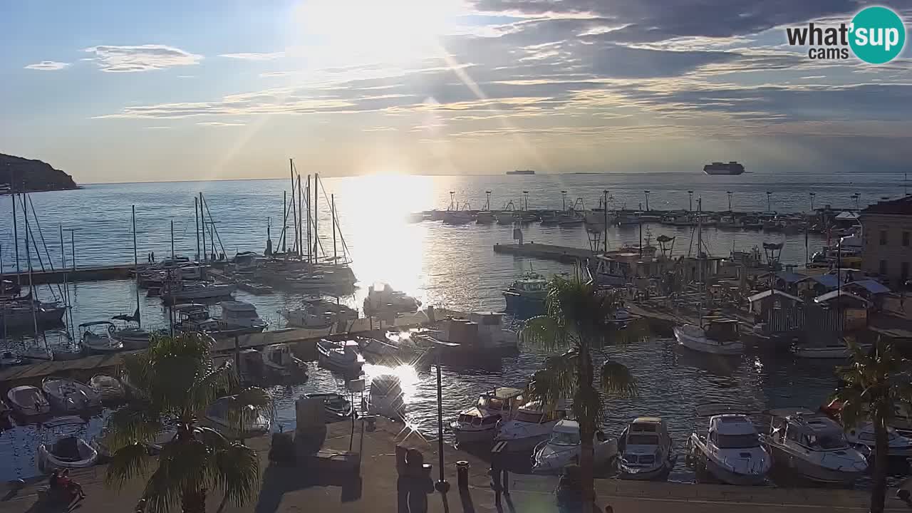 Spletna kamera Luka Koper v živo – Potniški terminal in tovorno pristanišče – Slovenija