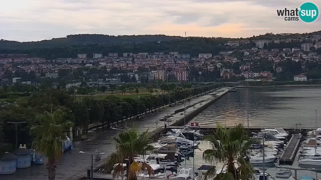 Webcam Koper – Panorama des Jachthafens und der Promenade vom Hotel Grand Koper