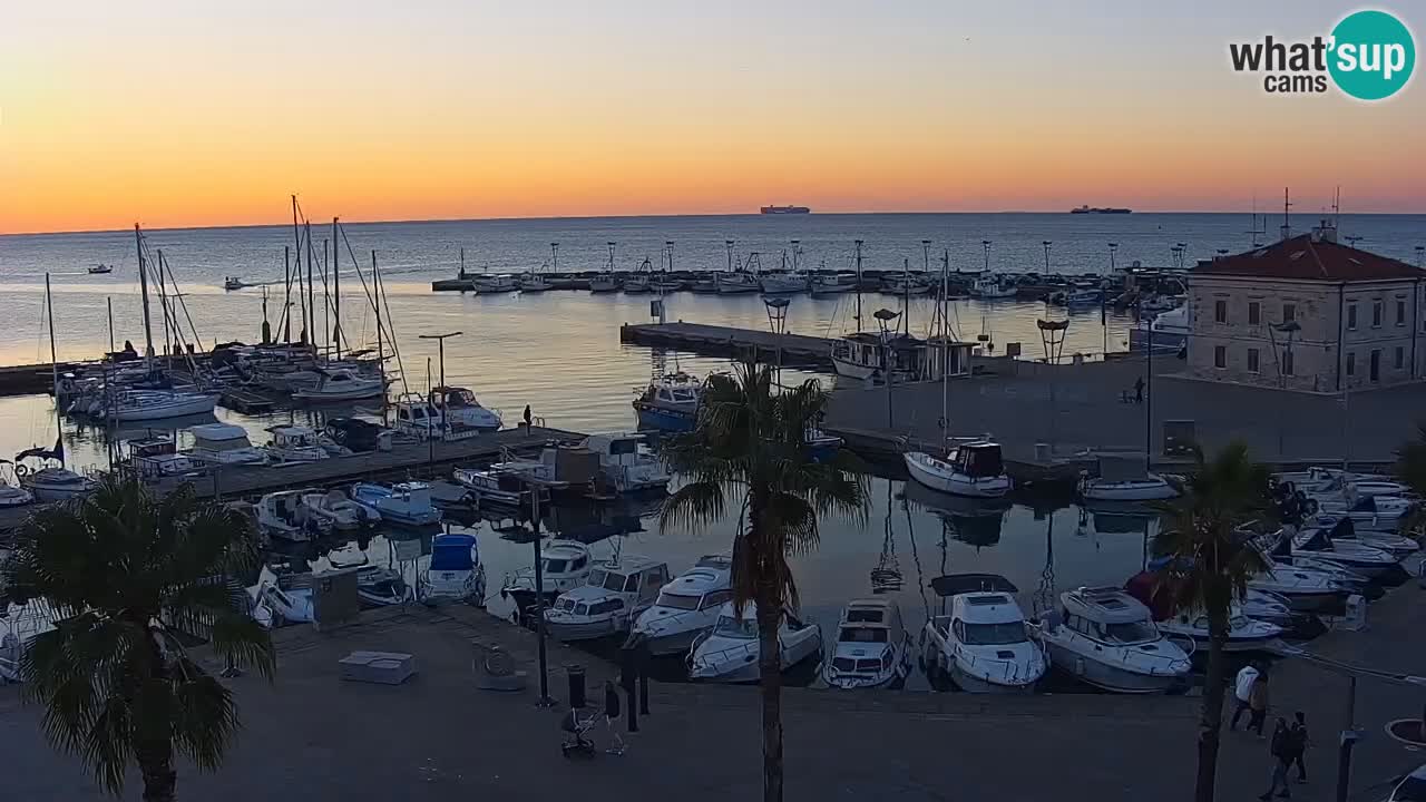 Spletna kamera Koper – Panorama na marino in promenado s Hotela Grand Koper