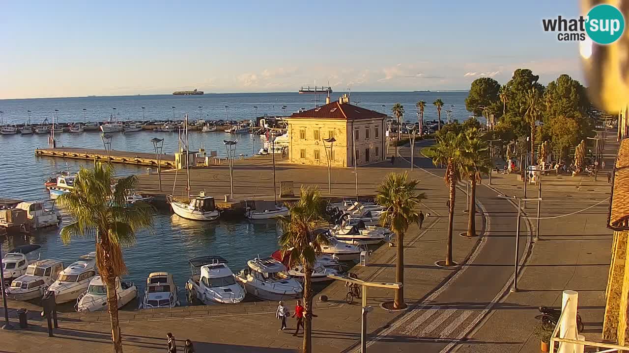 Webcam Koper – Panorama des Jachthafens und der Promenade vom Hotel Grand Koper
