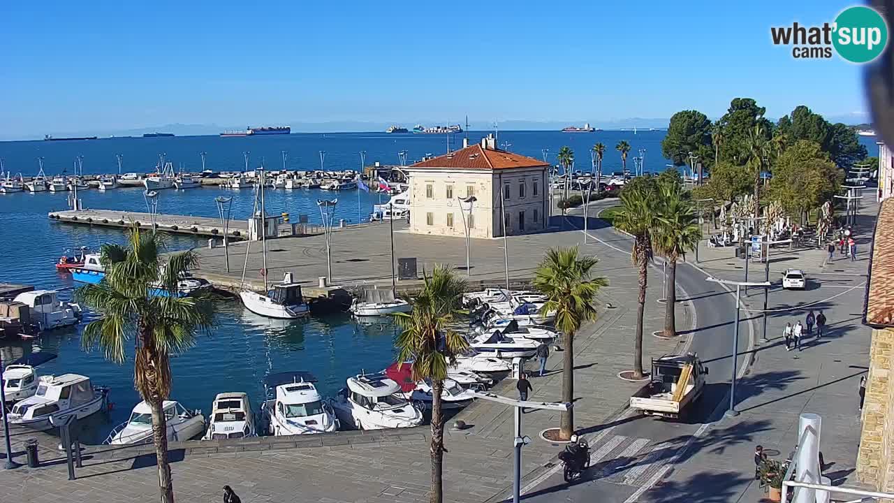 Spletna kamera Luka Koper v živo – Potniški terminal in tovorno pristanišče – Slovenija