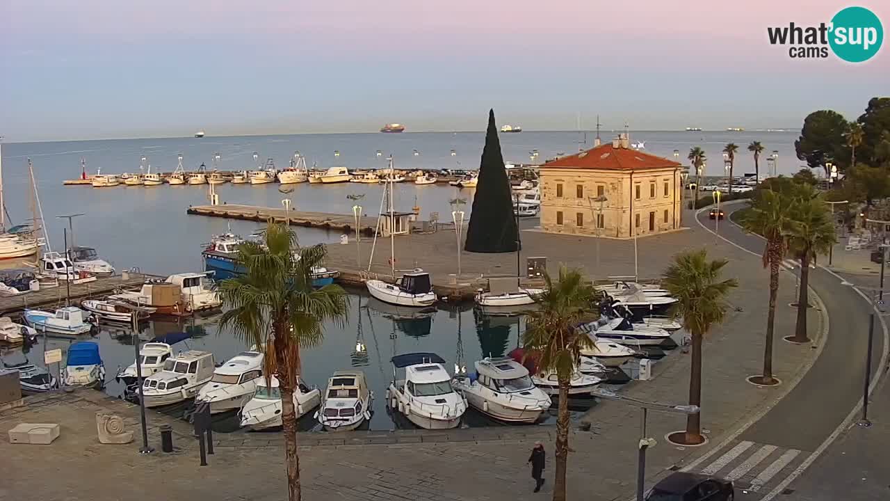 Webcam Koper – Panorama des Jachthafens und der Promenade vom Hotel Grand Koper