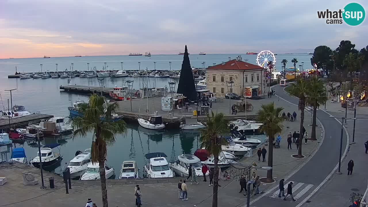 Webcam Koper – Panorama des Jachthafens und der Promenade vom Hotel Grand Koper